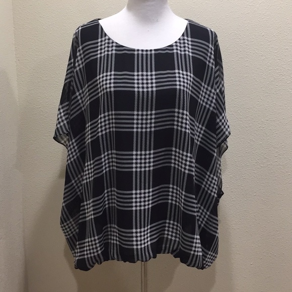Vince Camuto Tops - Vince Camuto Black & White Print Blouse
